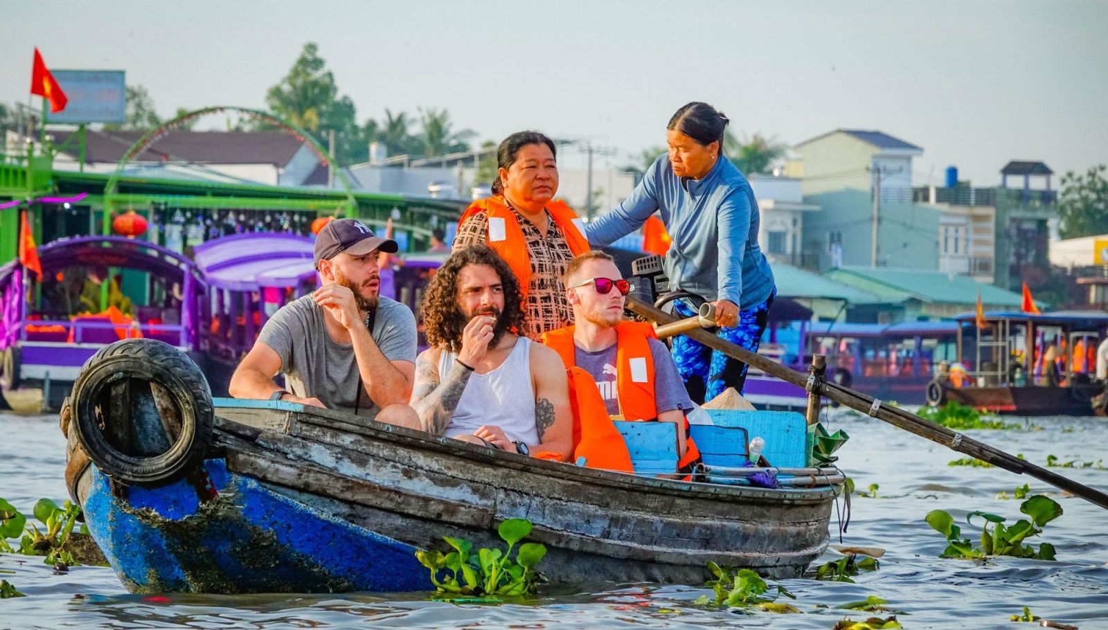 Travel to Can Tho floating market