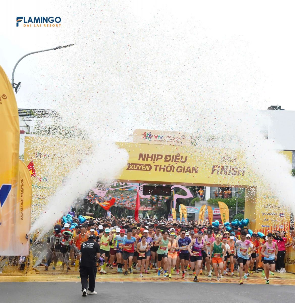 Over 7,000 Runners Light Up Flamingo Đại Lải Resort