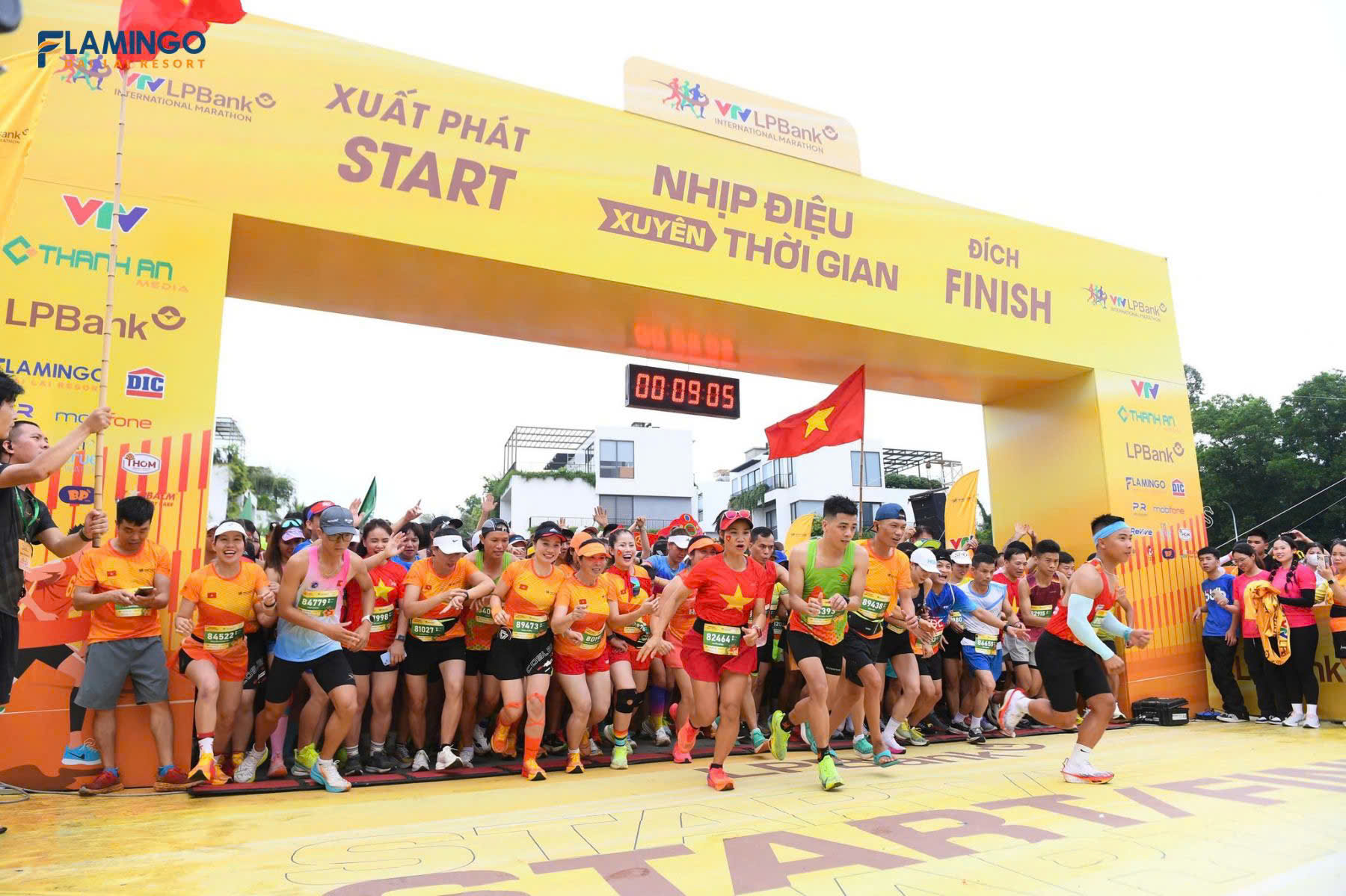 Over 7,000 Runners Light Up Flamingo Đại Lải Resort